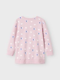 Top de manga larga de color rosa claro con patrones dispersos de corazones blancos y azules. Tejido suave con cuello redondo y puños acanalados.