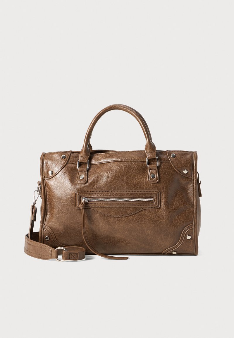 Braune Lederhandtasche mit verstellbarem Schultergurt, oberen Griffen, einem Reißverschlussfach vorne und metallischen Hardware-Akzenten. Texturierte Oberfläche.