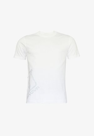 Camiseta blanca de manga corta hecha de algodón, con un sutil diseño gráfico gris en la parte inferior izquierda. Textura suave, cuello redondo clásico.