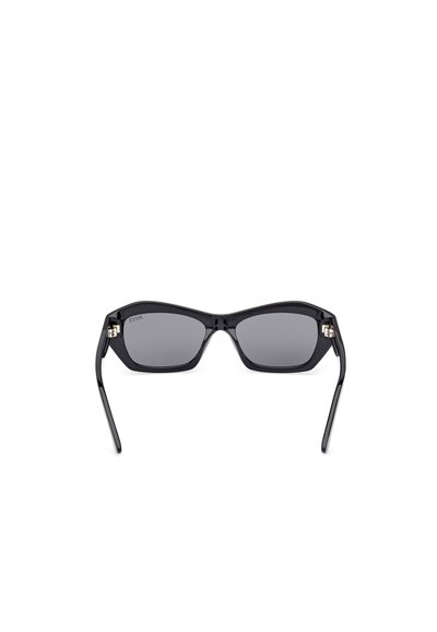 Gafas de sol rectangulares negras con lentes ahumados gris, montura de acetato brillante y acentos metálicos plateados en las bisagras.