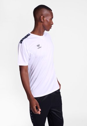 Witte sportieve T-shirt met korte mouwen, met zwarte chevronstrepen op de schouders. Logo gedrukt op de borst. Glad textuur.