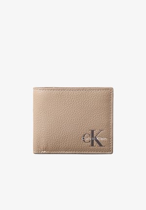 Beige gestructureerde leren portemonnee met zichtbare stiksels en Calvin Klein-logo in zwart-wit gedrukt op de voorkant rechtsonder.