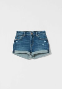 Jeansshorts i mörkblått med fransade kanter och uppvikta ärmar. Har fem fickor, kopparfärgad hårdvara och lätt slitage på framsidan.
