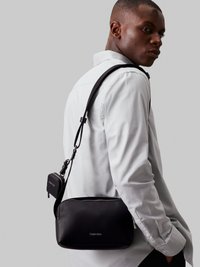 Calvin Klein CAMERA BAG UNISEX SET - Olkalaukku - black