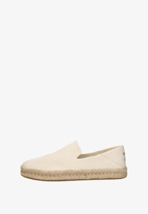 Beige instapcanvas espadrille met jute-omwikkelde zool en lage hak, zijaanzicht, casual zomerfootwear.