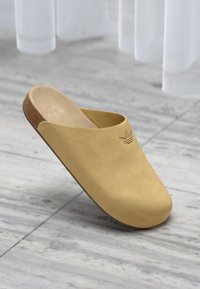 Valgt, golden-coloured beige