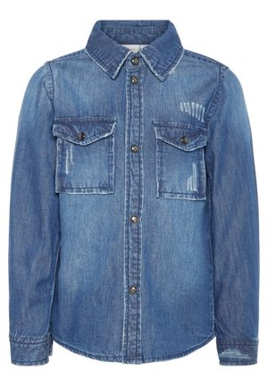Blå denimskjorte med lange ærmer, knapper foran, to brystlommer med knaplukning og diskrete falmede slidmærker på lommerne og nær kraven.