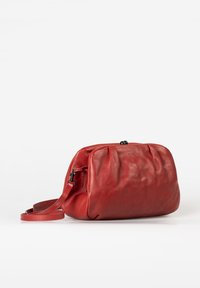 Rote Leder-Crossbody-Tasche mit runder Form, plissiertem Design und abnehmbarem Tragegurt. Verfügt über einen schwarzen Hardware-Verschluss.