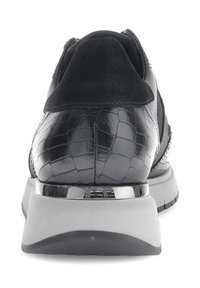Zwarte sportschoenen met een krokodillenpatroon leren hiel, suède accenten en een grijze rubberen zool. Voorzien van een glanzend, zilveren hieldetail.