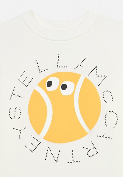 Dzeltens tenisa bumbiņa ar acīm centrā, apņemts ar punktētu tekstu "TENNIS TEAM CLUB" uz balta auduma fona.