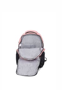 Zwarte en roze rugzak met een ruime grijze binnenkant, voorzien van een handvat aan de bovenkant, een voorvak en verstelbare banden. Inclusief ritscompartimenten.