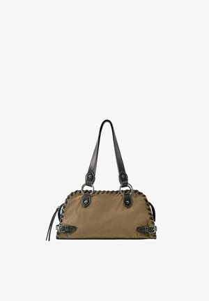 Sac à main en daim marron avec des poignées en cuir noir, des accents de boucle et des coutures décoratives le long des bords, présenté sur fond blanc.