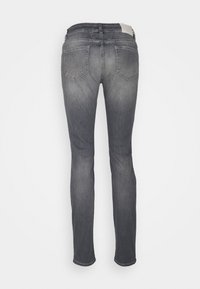 Jean en denim gris délavé avec deux poches arrière, coupe droite et passants pour ceinture, montré de dos sur fond blanc.