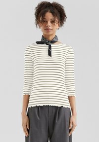 Gestreifter Rippoberteil in Creme- und Olivetönen, mit Dreiviertelärmeln, einem gewellten Saum und einem passenden schwarzen Halsband.