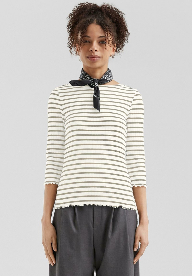 Gestreifter Rippoberteil in Creme- und Olivetönen, mit Dreiviertelärmeln, einem gewellten Saum und einem passenden schwarzen Halsband.