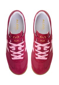 Burgundy idrottsskor med rosa detaljer, material av mocka och mesh, snörningsdesign, perforerade sidor och gummiyttersula.