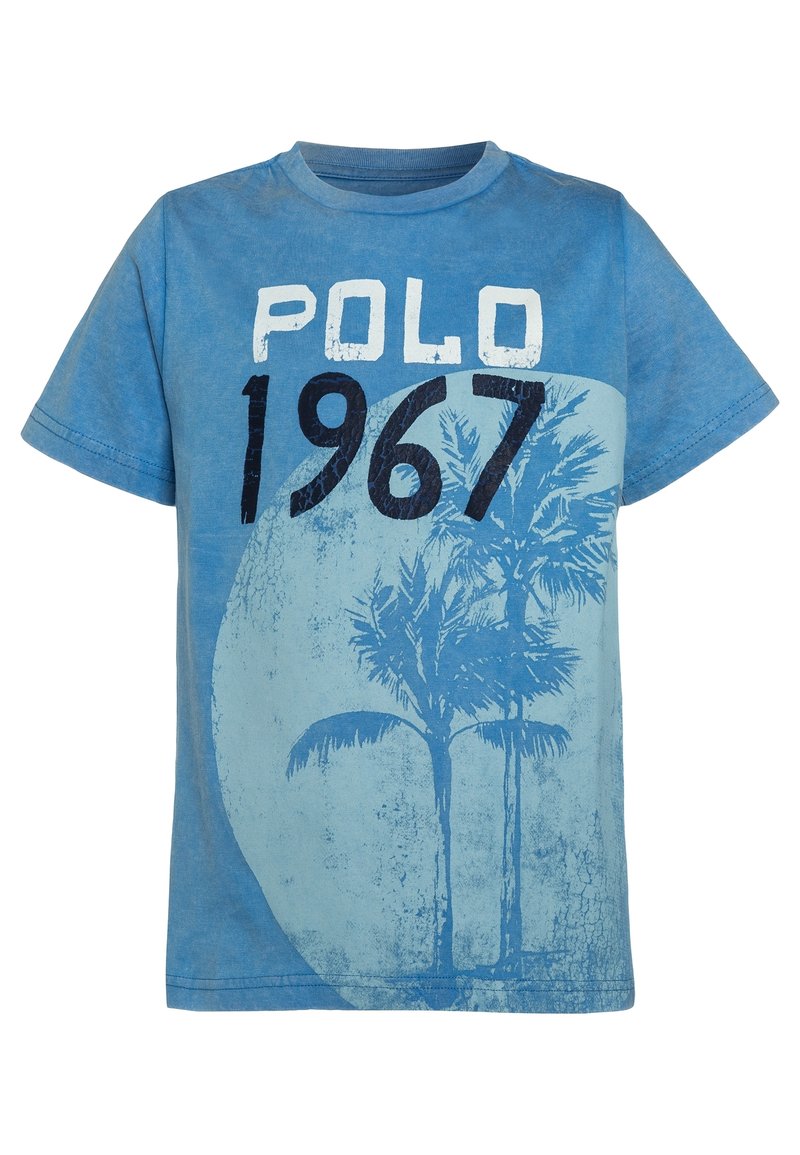 T-shirt in cotone azzurro chiaro con una grafica che presenta il testo "POLO 1967" e un design di palma. Collo rotondo, maniche corte, vestibilità casual.