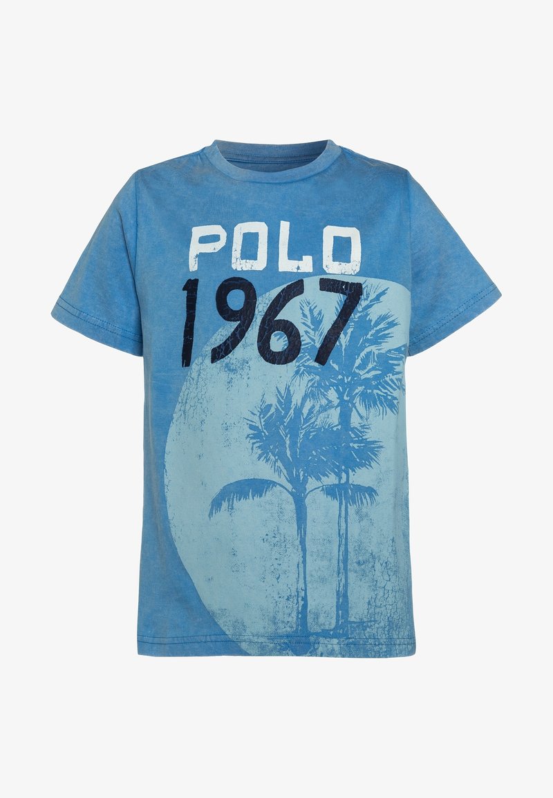 T-shirt in cotone azzurro chiaro con una grafica che presenta il testo "POLO 1967" e un design di palma. Collo rotondo, maniche corte, vestibilità casual.