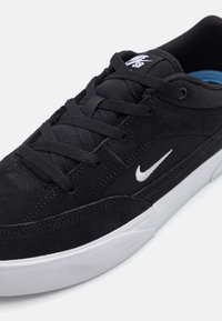 Nike SB MALOR UNISEX - Sapatilhas - black/white/summit white