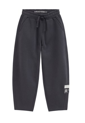 Dunkelgraue Jogginghose mit elastischem Bund, Kordelzug, Seitentaschen und zwei weißen und schwarzen Patches am rechten Bein nahe dem Knie.