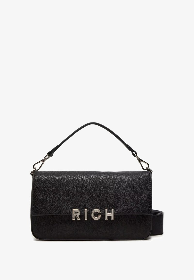 Sac à main en cuir noir texturé avec des lettres en métal formant le mot « RICH » sur le rabat avant, avec une poignée supérieure et une bandoulière amovibles.