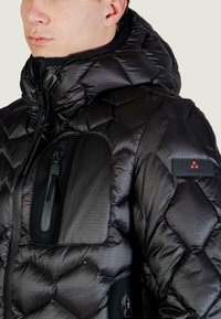 Czarna pikowana kurtka puchowa z wysokim kołnierzem, kieszeniami na suwak i teksturowaną tkaniną. Na rękawie znajduje się naszywka z logo, a zamek posiada ozdobne detale.