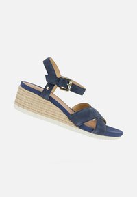 Sandalia de cuña de ante azul marino con tiras frontales entrelazadas, hebilla en el tobillo y suela de yute trenzado; suela de goma para un buen agarre.