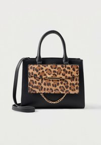 Zwarte handtas met een klep in luipaardprint. Voorzien van twee handvatten aan de bovenkant, een afneembare schouderriem en een gouden kettingaccent op de klep.