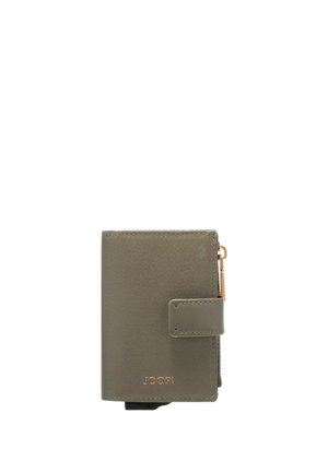 Grünes Lederportemonnaie mit strukturiertem Finish. Verfügt über einen vorderen Druckverschluss und ein goldfarbenes Logo-Element. Kompakte rechteckige Form.