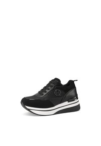 Sneaker nera con un mix di materiali lisci e testurizzati, caratterizzata da un logo, chiusura con lacci e una suola spessa bianca con accenti neri.