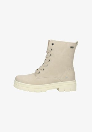 Béžová kotníková obuv na šněrování s tlustou podrážkou, kovovými očky a nenápadným logem Mustang u paty, navržená pro každodenní nošení.
