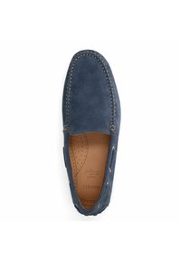 Marineblauwe suède instappers met een gladde textuur, ton-sur-ton stiksels en geperforeerde binnenzooldetails. Instapmodel zonder zichtbare hardware.