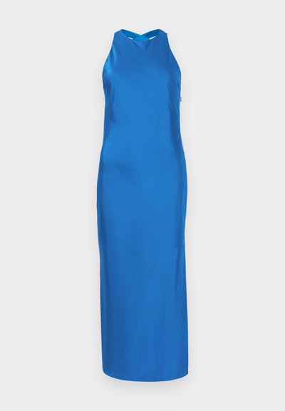 Robe en satin bleu avec une silhouette élégante, décolleté halter et une longue jupe. Texture lisse, design minimaliste, sans motifs ni accents visibles.