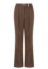 Bruine op maat gemaakte broek met een recht model, voorzien van een platte voorkant, subtiele plooien en een goudkleurig accent op de tailleband.