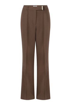 Bruine op maat gemaakte broek met een recht model, voorzien van een platte voorkant, subtiele plooien en een goudkleurig accent op de tailleband.