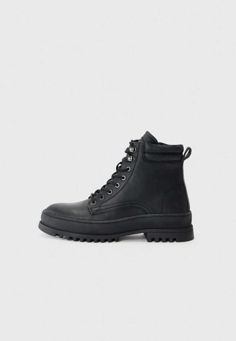 Sorte lær ankle boots med en grov sål, med runde snørebånd, metalløyer og en polstret krage for ekstra komfort.