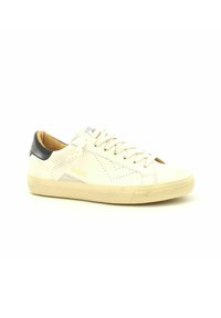 Sneakers in pelle bianca con accenti neri, punta arrotondata, cuciture tono su tono, chiusura con lacci sul davanti e suola in gomma texturizzata. Logo ben visibile sul lato.