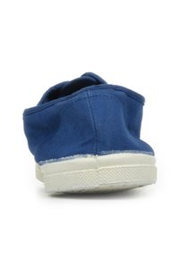 Chaussure en toile bleue avec un orteil arrondi et une semelle en caoutchouc blanche. Présente un dessus cousu et une légère texture à la surface.