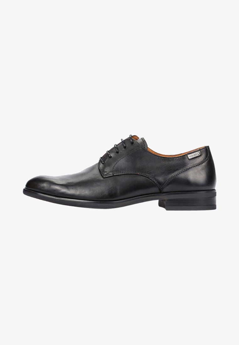 Chaussure habillée noire en cuir avec une finition polie, lacets fermés et un profil bas. Dispose d'un intérieur marron et d'une semelle en caoutchouc durable.