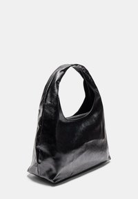 Črna, sijoča usnjena torbica z ukrivljenim ročajem in zgornjim zadrgo. Dizajn vključuje gladke, teksturirane površine in mehak, sproščen obliko.