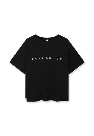 Maglietta nera a maniche corte con testo bianco al centro che dice "LOVE ON TOP."