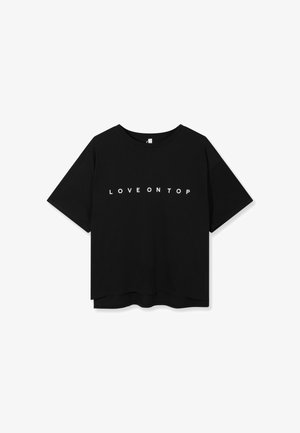 T-shirt noir à manches courtes avec un texte blanc centré indiquant "LOVE ON TOP."