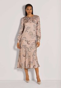 Satin-Zweiteiler bestehend aus einem Langarmoberteil und einem Midirock, in einem sanften Blush-Ton mit einem filigranen Paisleymuster und dezentem Glanz.