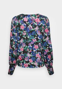 Blusa floreale in tessuto nero, con fiori multicolori rosa, azzurri e verdi. Maniche lunghe a sbuffo con polsini abbottonati e scollatura tonda.