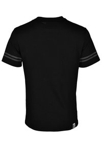 Czarny bawełniany T-shirt z krótkim rękawem, z dwoma szarymi poziomymi paskami na każdym rękawie oraz małą metką z logo przy dolnym brzegu.