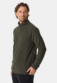 Olivgrön fleece-pullover med halvdragkedja, med en mjuk textur, lätta söm-detaljer och en liten logotyp på bröstet.