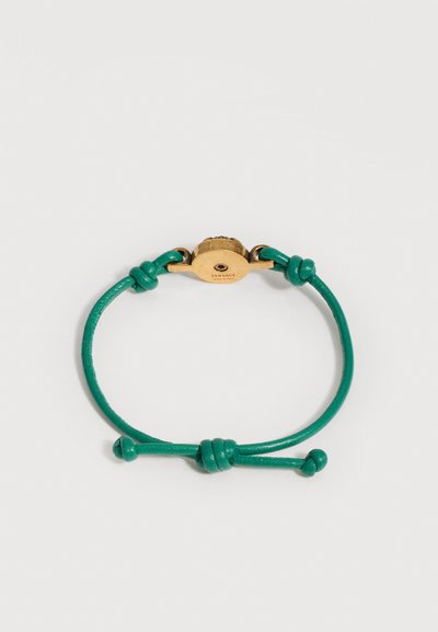 Bracelet en cuir vert ajustable avec fermoir doré Versace doté d’un logo Méduse gravé et de nœuds décoratifs.