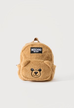 Mały brązowy dziecięcy plecak w teksturę pluszowego misia z przednią kieszenią z twarzą i uszami misia, oznaczony jako Moschino Baby.