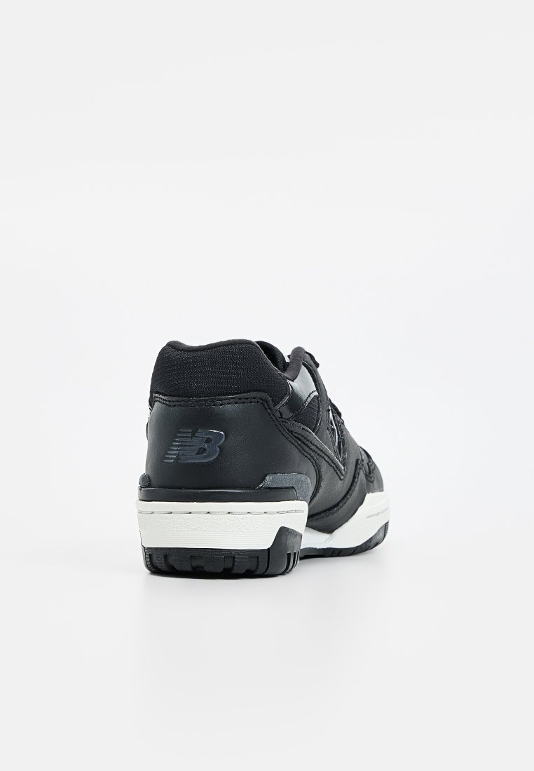 Schwarzer Sportsneaker mit Obermaterial aus Leder und Mesh, strukturiertem Absatz, kontrastierender weißer Zwischensohle und Logodetail an der Seite.