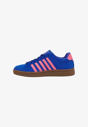 Sneaker blu in suede con strisce rosa, dotato di una suola in gomma marrone e dettagli coordinati. Lacci blu scuro e colletto imbottito per il comfort.